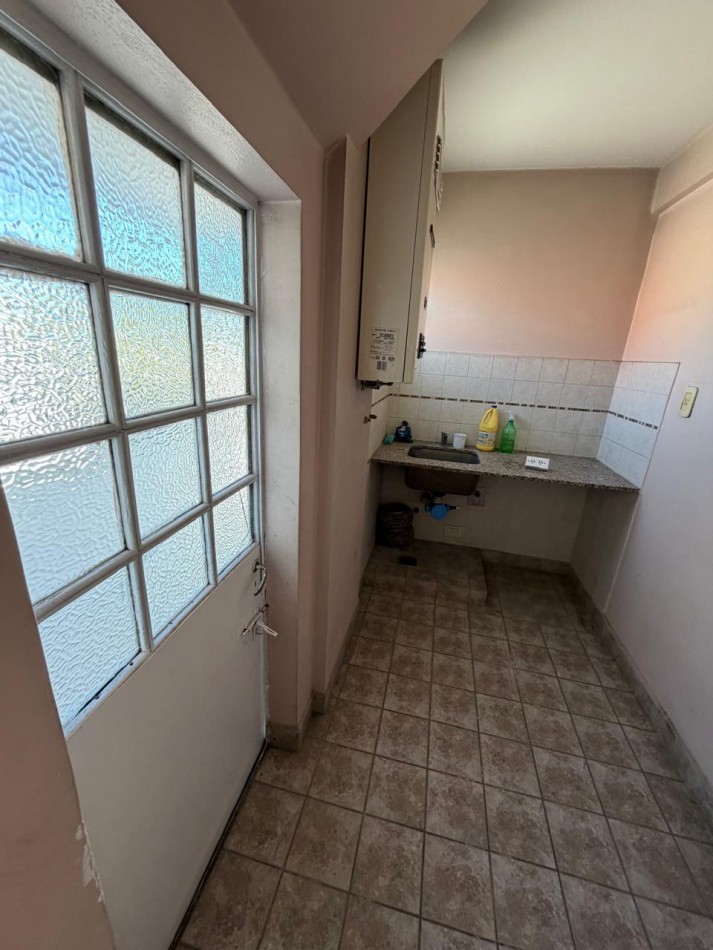 VENTA IMPORTANTE CHALET DE CATEGORIA, 5 AMBIENTES, CON QUINCHO Y PILETA, AVENIDA HIPOLITO YRIGOYEN 10831 -TEMPERLEY-