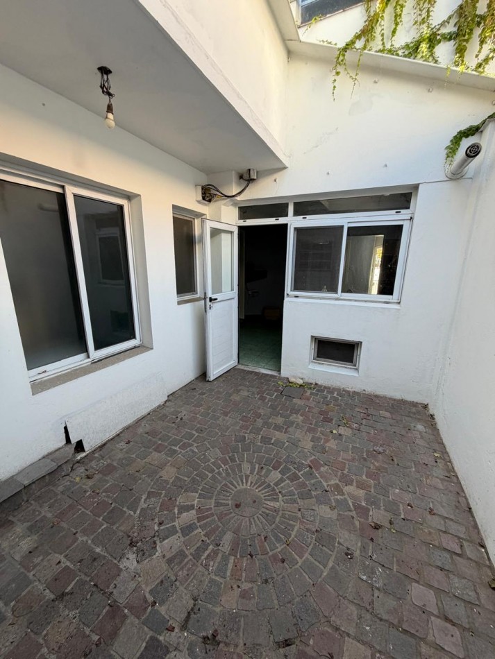 VENTA IMPORTANTE CHALET DE CATEGORIA, 5 AMBIENTES, CON QUINCHO Y PILETA, AVENIDA HIPOLITO YRIGOYEN 10831 -TEMPERLEY-