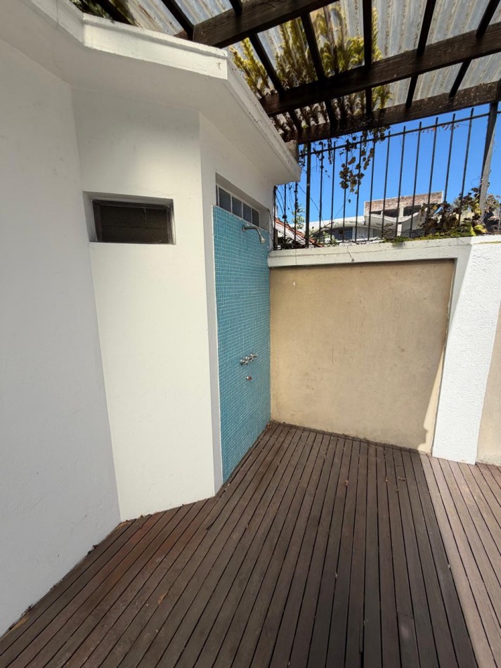 VENTA IMPORTANTE CHALET DE CATEGORIA, 5 AMBIENTES, CON QUINCHO Y PILETA, AVENIDA HIPOLITO YRIGOYEN 10831 -TEMPERLEY-