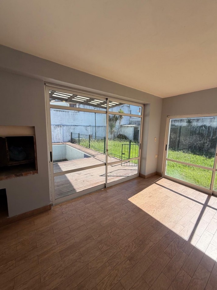VENTA IMPORTANTE CHALET DE CATEGORIA, 5 AMBIENTES, CON QUINCHO Y PILETA, AVENIDA HIPOLITO YRIGOYEN 10831 -TEMPERLEY-