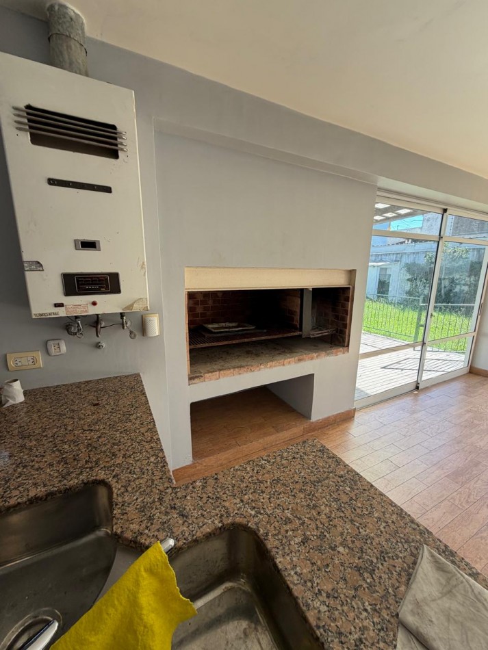 VENTA IMPORTANTE CHALET DE CATEGORIA, 5 AMBIENTES, CON QUINCHO Y PILETA, AVENIDA HIPOLITO YRIGOYEN 10831 -TEMPERLEY-