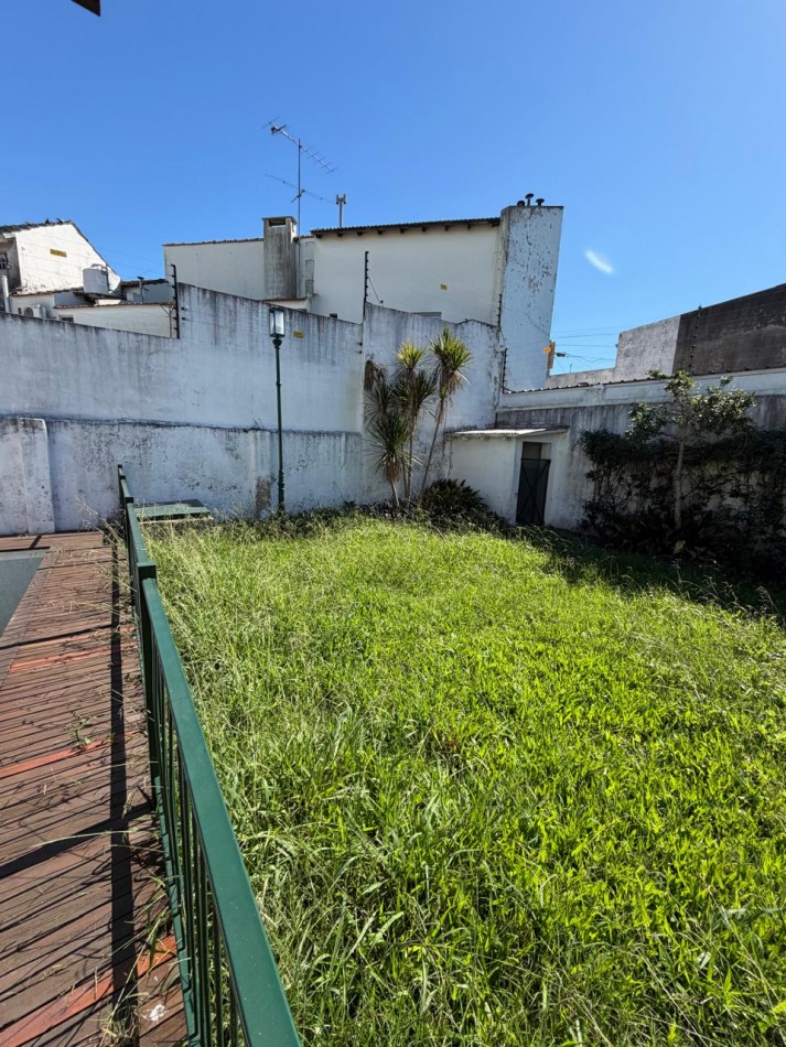 VENTA IMPORTANTE CHALET DE CATEGORIA, 5 AMBIENTES, CON QUINCHO Y PILETA, AVENIDA HIPOLITO YRIGOYEN 10831 -TEMPERLEY-