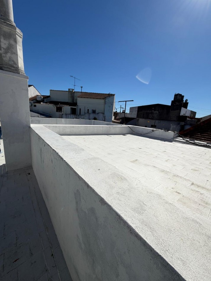VENTA IMPORTANTE CHALET DE CATEGORIA, 5 AMBIENTES, CON QUINCHO Y PILETA, AVENIDA HIPOLITO YRIGOYEN 10831 -TEMPERLEY-