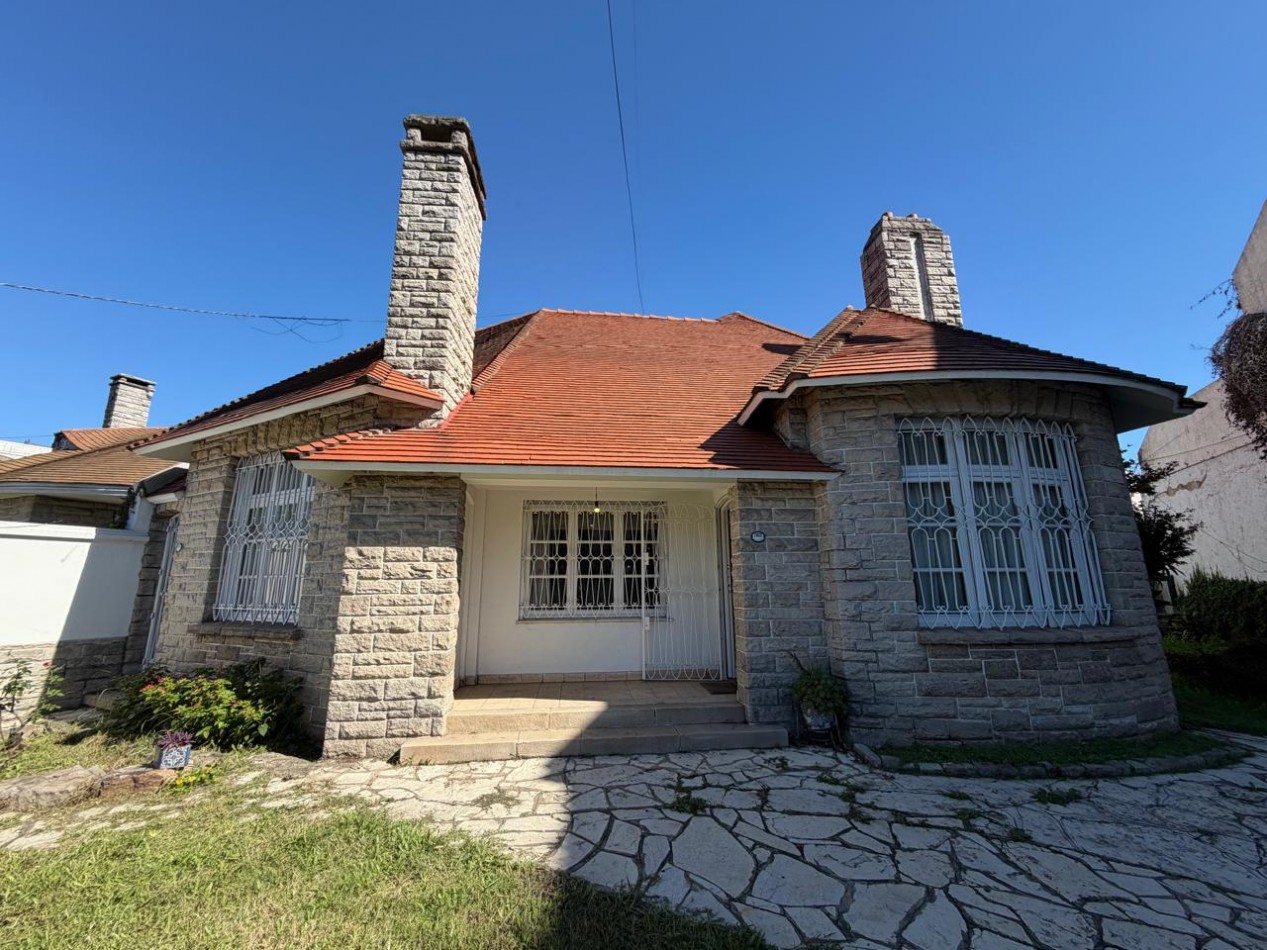 VENTA IMPORTANTE CHALET DE CATEGORIA, 5 AMBIENTES, CON QUINCHO Y PILETA, AVENIDA HIPOLITO YRIGOYEN 10831 -TEMPERLEY-