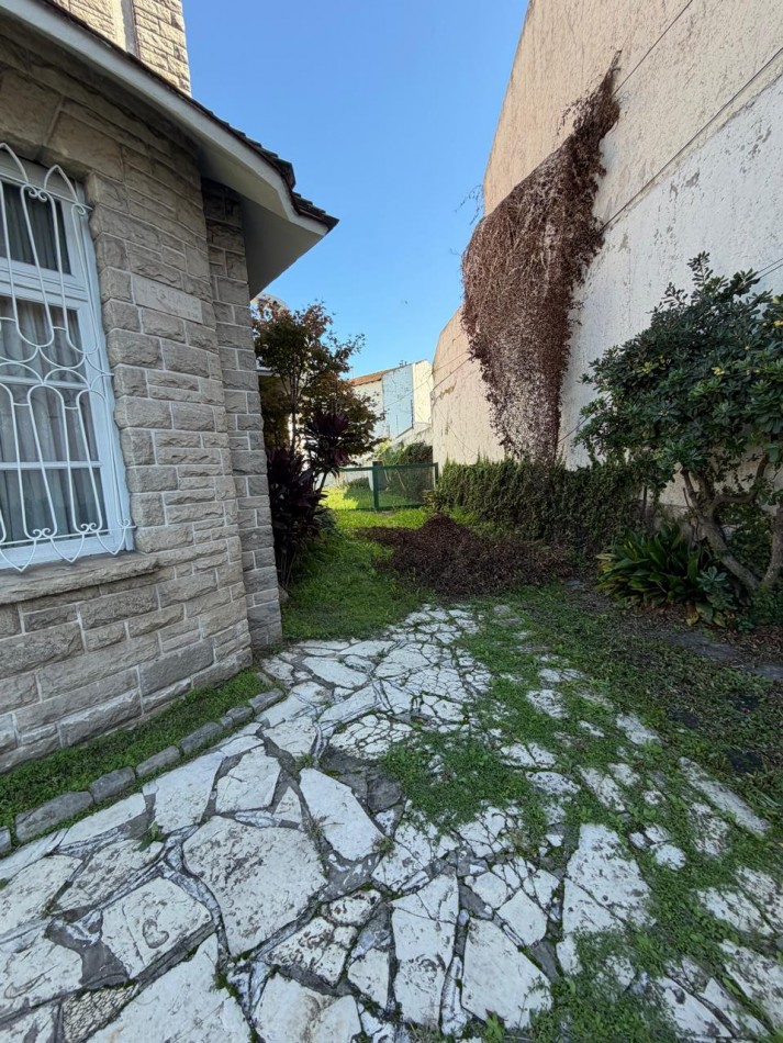 VENTA IMPORTANTE CHALET DE CATEGORIA, 5 AMBIENTES, CON QUINCHO Y PILETA, AVENIDA HIPOLITO YRIGOYEN 10831 -TEMPERLEY-