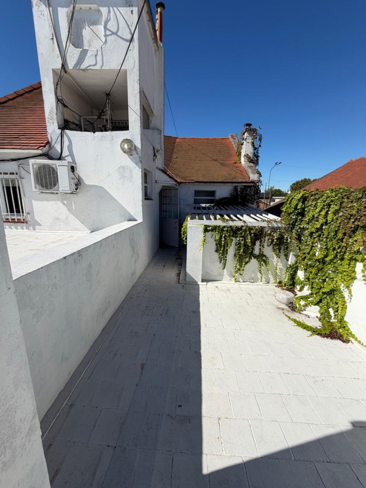 VENTA IMPORTANTE CHALET DE CATEGORIA, 5 AMBIENTES, CON QUINCHO Y PILETA, AVENIDA HIPOLITO YRIGOYEN 10831 -TEMPERLEY-