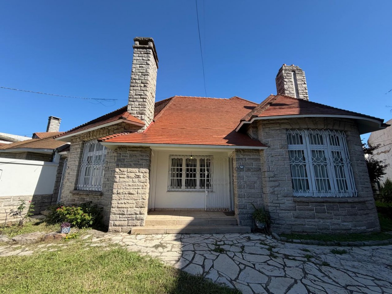 VENTA IMPORTANTE CHALET DE CATEGORIA, 5 AMBIENTES, CON QUINCHO Y PILETA, AVENIDA HIPOLITO YRIGOYEN 10831 -TEMPERLEY-