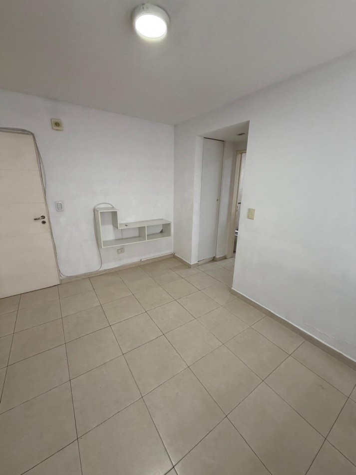 ALQUILER DEPARTAMENTO 2 AMBIENTES PLANTA BAJA, EXCELENTE UBICACION A 3 CUADRAS DE AV HIP. YRIGOYEN AL 9300, COLOMBRES 745 -LOMAS DE ZAMORA-
