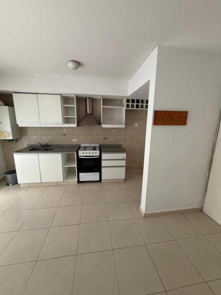 ALQUILER DEPARTAMENTO 2 AMBIENTES PLANTA BAJA, EXCELENTE UBICACION A 3 CUADRAS DE AV HIP. YRIGOYEN AL 9300, COLOMBRES 745 -LOMAS DE ZAMORA-