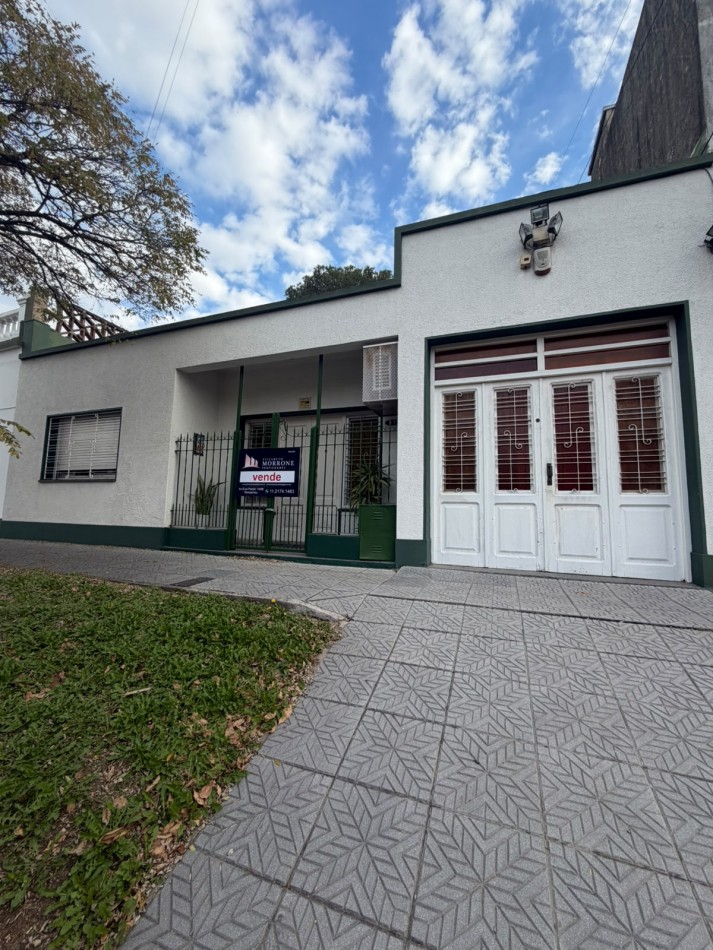 VENTA HERMOSA CASA APTA CREDITO MUY BIEN MANTENIDA, 3 AMBIENTES, PARQUE AMPLIO, GARAJE Y ENTREPISO, ZEBALLOS 900 -TEMPERLEY-
