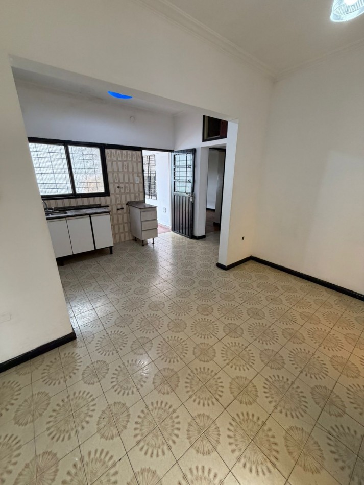 ALQUILER CASA 3 AMBIENTES, PATIO Y LUGAR DESCUBIERTO PARA ENTRAR UN AUTO A 3 CUADRAS DE AV EVA PERON AL 1500, EL ZORZAL 161 -TEMPERLEY-