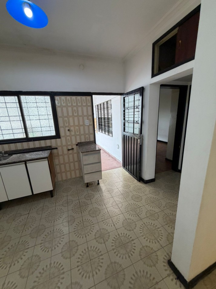 ALQUILER CASA 3 AMBIENTES, PATIO Y LUGAR DESCUBIERTO PARA ENTRAR UN AUTO A 3 CUADRAS DE AV EVA PERON AL 1500, EL ZORZAL 161 -TEMPERLEY-