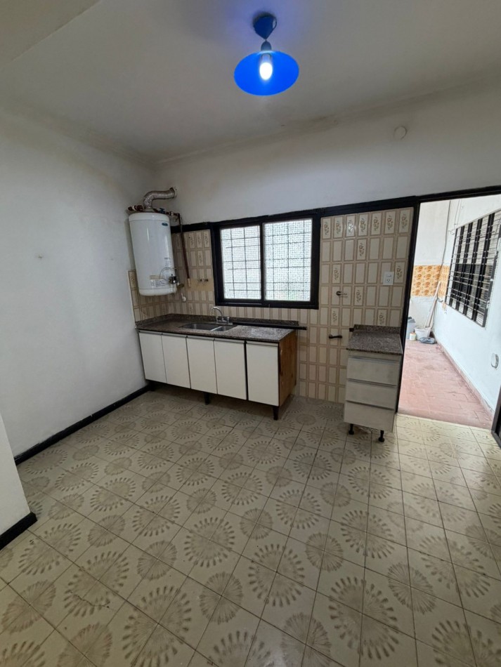 ALQUILER CASA 3 AMBIENTES, PATIO Y LUGAR DESCUBIERTO PARA ENTRAR UN AUTO A 3 CUADRAS DE AV EVA PERON AL 1500, EL ZORZAL 161 -TEMPERLEY-