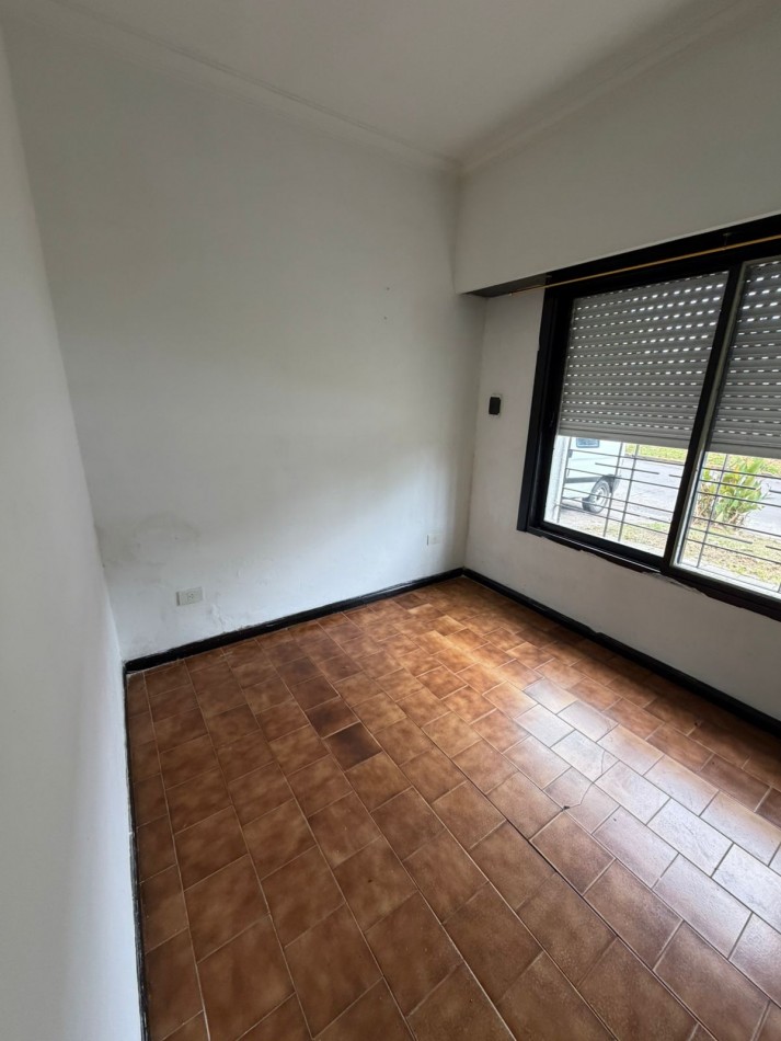 ALQUILER CASA 3 AMBIENTES, PATIO Y LUGAR DESCUBIERTO PARA ENTRAR UN AUTO A 3 CUADRAS DE AV EVA PERON AL 1500, EL ZORZAL 161 -TEMPERLEY-