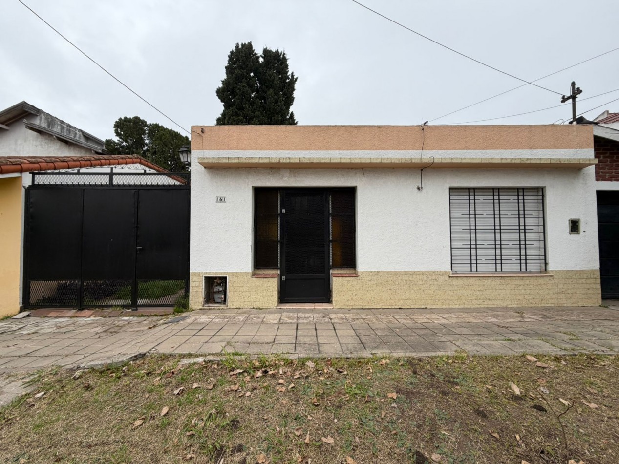 ALQUILER CASA 3 AMBIENTES, PATIO Y LUGAR DESCUBIERTO PARA ENTRAR UN AUTO A 3 CUADRAS DE AV EVA PERON AL 1500, EL ZORZAL 161 -TEMPERLEY-