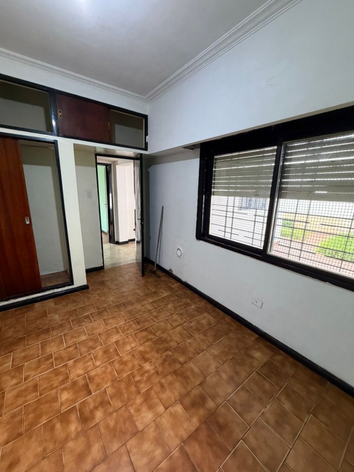 ALQUILER CASA 3 AMBIENTES, PATIO Y LUGAR DESCUBIERTO PARA ENTRAR UN AUTO A 3 CUADRAS DE AV EVA PERON AL 1500, EL ZORZAL 161 -TEMPERLEY-
