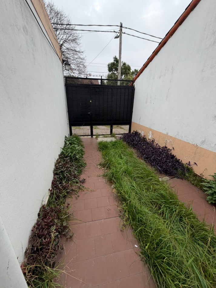 ALQUILER CASA 3 AMBIENTES, PATIO Y LUGAR DESCUBIERTO PARA ENTRAR UN AUTO A 3 CUADRAS DE AV EVA PERON AL 1500, EL ZORZAL 161 -TEMPERLEY-