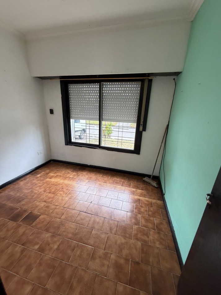 ALQUILER CASA 3 AMBIENTES, PATIO Y LUGAR DESCUBIERTO PARA ENTRAR UN AUTO A 3 CUADRAS DE AV EVA PERON AL 1500, EL ZORZAL 161 -TEMPERLEY-
