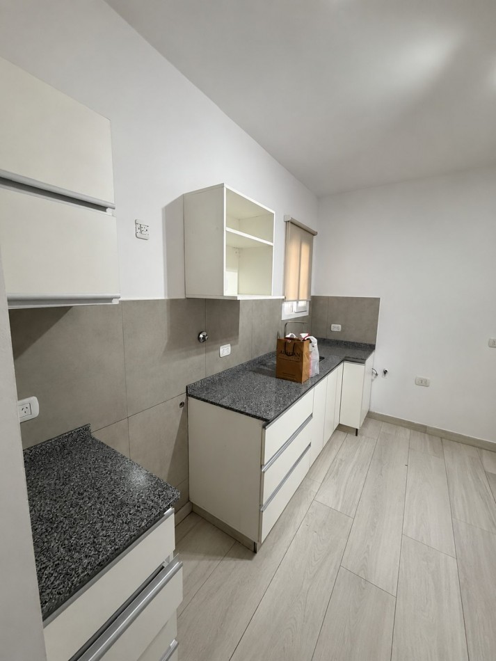 ALQUILER HERMOSA CASA, 3 AMBIENTES, TERRAZA CON PARRILLA, EXCELENTE UBICACION, LAVALLE 282 -BARRIO INGLES TEMPERLEY-