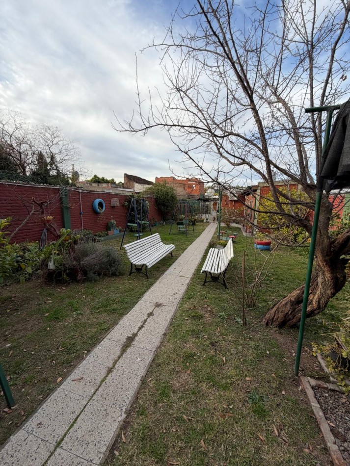 VENTA IDEAL 2 FAMILIAS CASA CON DEPARTAMENTO 2 AMBIENTES, QUINCHO Y AMPLIO PARQUE, FERRE 126 -JOSE MARMOL-