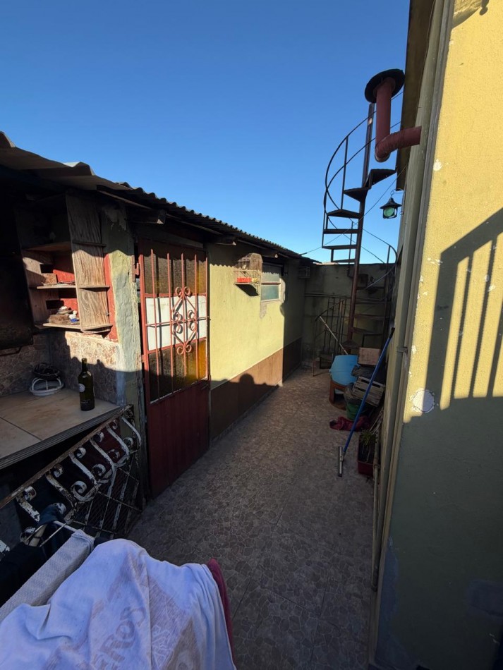 VENTA PH EN PLANTA ALTA 3 DORMITORIOS, TERRAZA CON PARRILLA Y GALERIA SEMICUBIERTA, A 3 CUADRAS DE AV EVA PERON AL 3700, COSTA RICA 836 -TEMPERLEY-