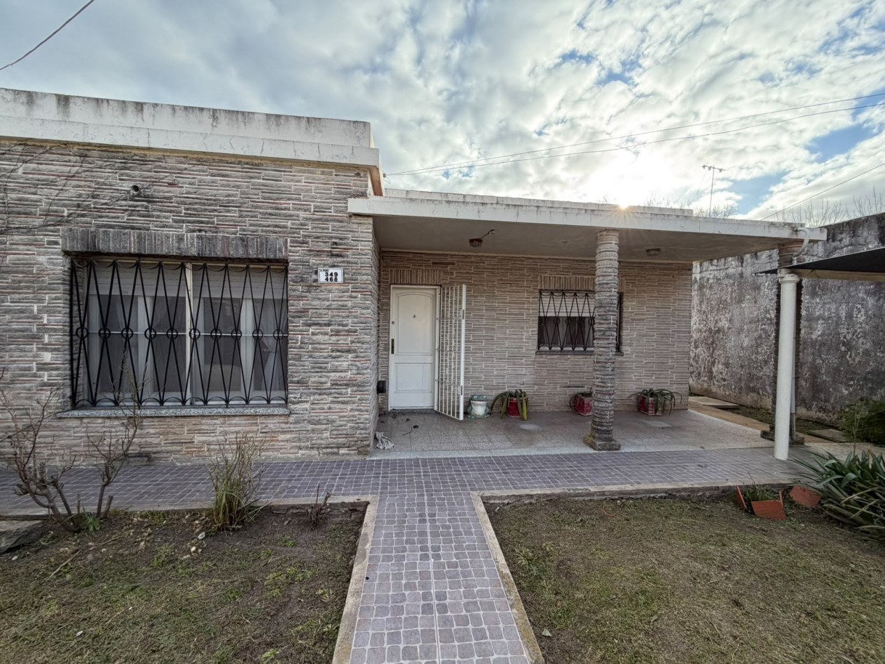 HERMOSA CASA 3 AMBIENTES, CON GRAN PARQUE Y PARRILLA, ALFEREZ PAGE 349 -GLEW-