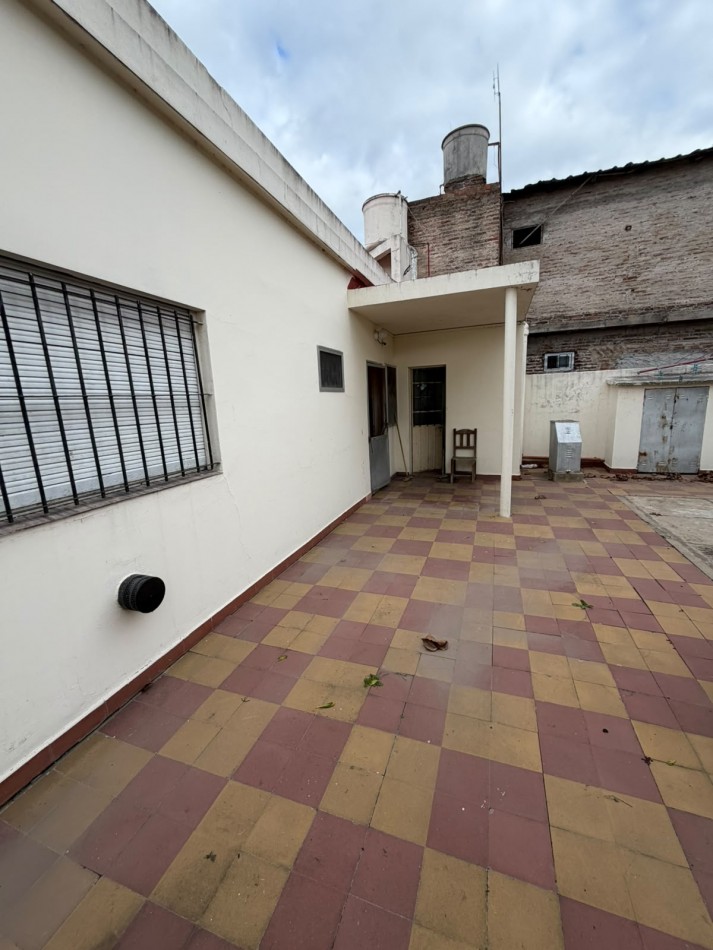 HERMOSA CASA 3 AMBIENTES, CON GRAN PARQUE Y PARRILLA, ALFEREZ PAGE 349 -GLEW-