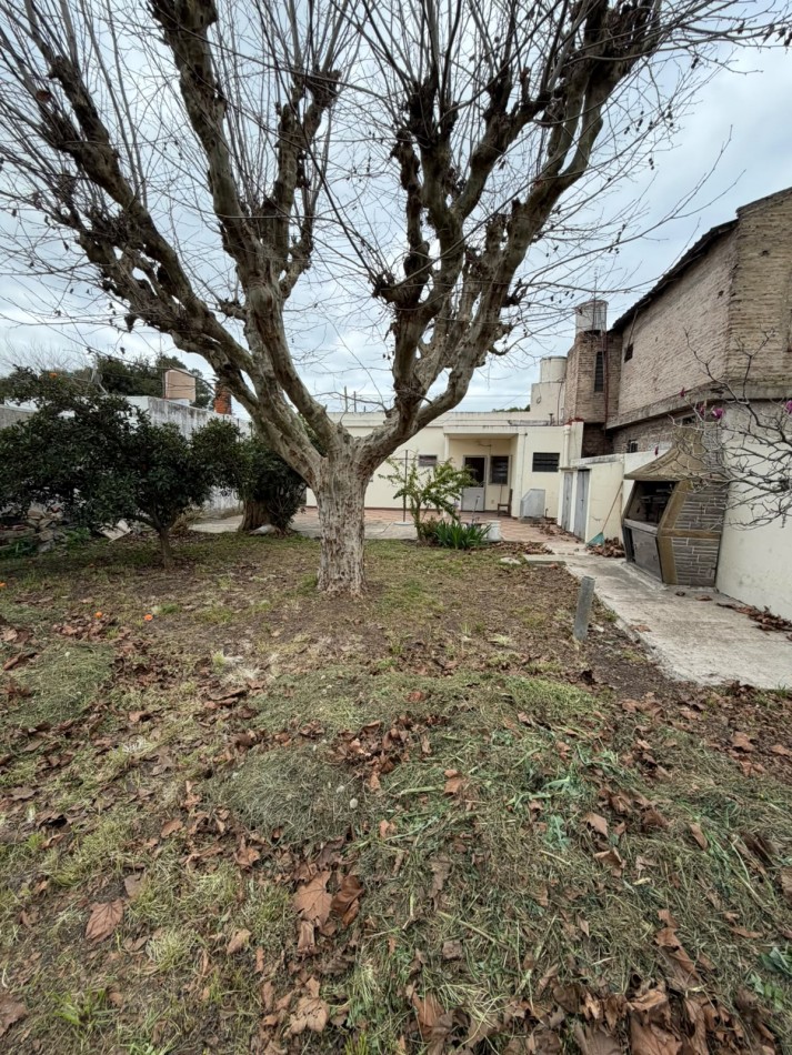 HERMOSA CASA 3 AMBIENTES, CON GRAN PARQUE Y PARRILLA, ALFEREZ PAGE 349 -GLEW-
