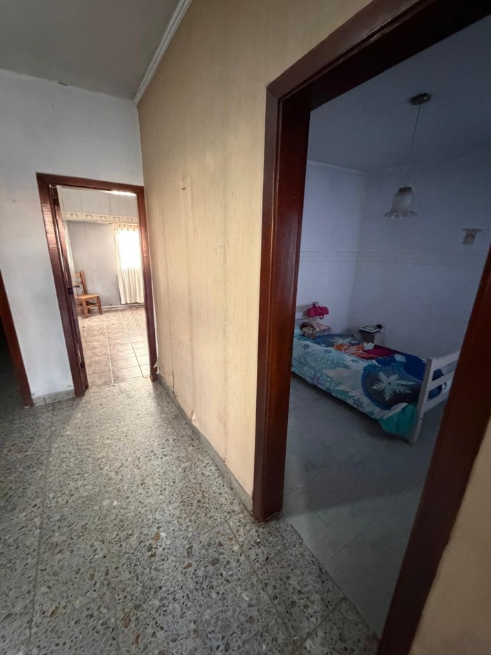 VENTA CASA 4 AMBIENTES, EXCELENTE UBICACION, A 250 METROS DE AV EVA PERON AL 1500, GUEMES 872 -TEMPERLEY-