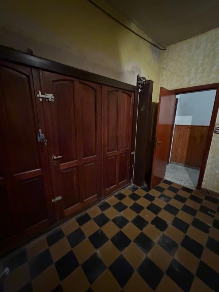 VENTA CASA 4 AMBIENTES, EXCELENTE UBICACION, A 250 METROS DE AV EVA PERON AL 1500, GUEMES 872 -TEMPERLEY-
