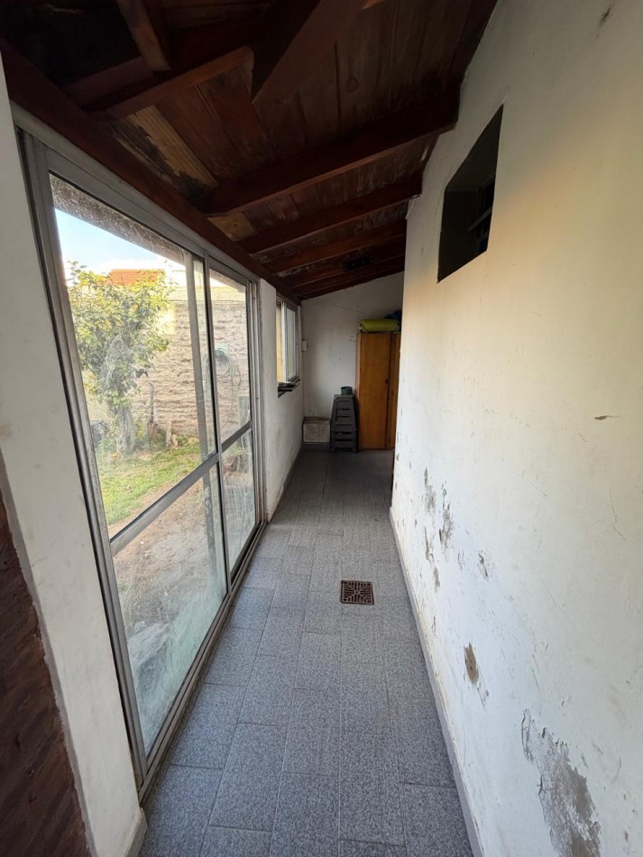 VENTA CASA 4 AMBIENTES, EXCELENTE UBICACION, A 250 METROS DE AV EVA PERON AL 1500, GUEMES 872 -TEMPERLEY-