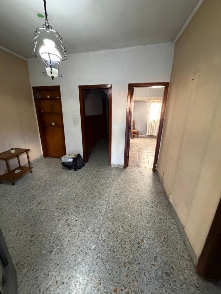 VENTA CASA 4 AMBIENTES, EXCELENTE UBICACION, A 250 METROS DE AV EVA PERON AL 1500, GUEMES 872 -TEMPERLEY-