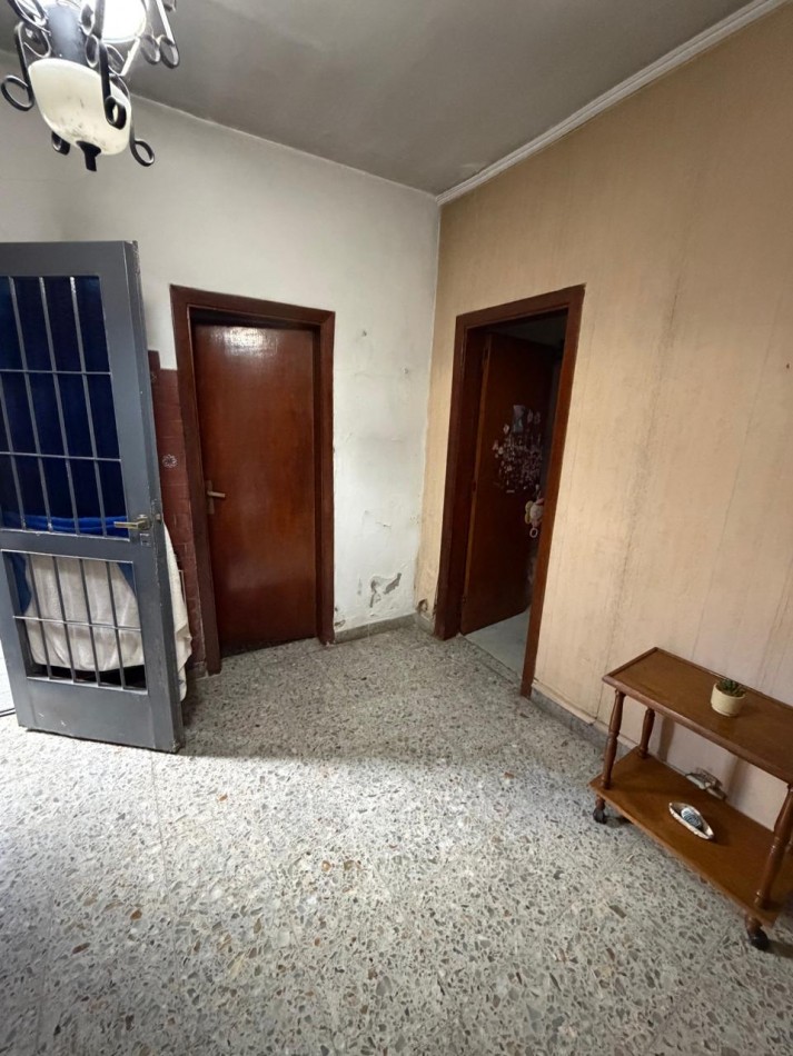 VENTA CASA 4 AMBIENTES, EXCELENTE UBICACION, A 250 METROS DE AV EVA PERON AL 1500, GUEMES 872 -TEMPERLEY-