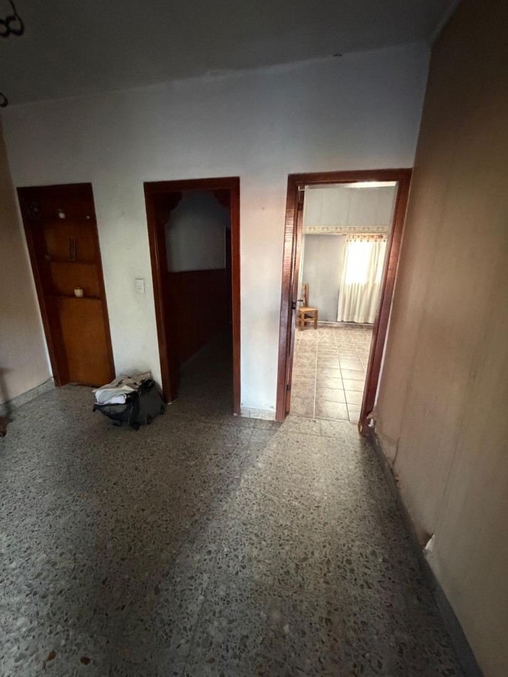 VENTA CASA 4 AMBIENTES, EXCELENTE UBICACION, A 250 METROS DE AV EVA PERON AL 1500, GUEMES 872 -TEMPERLEY-