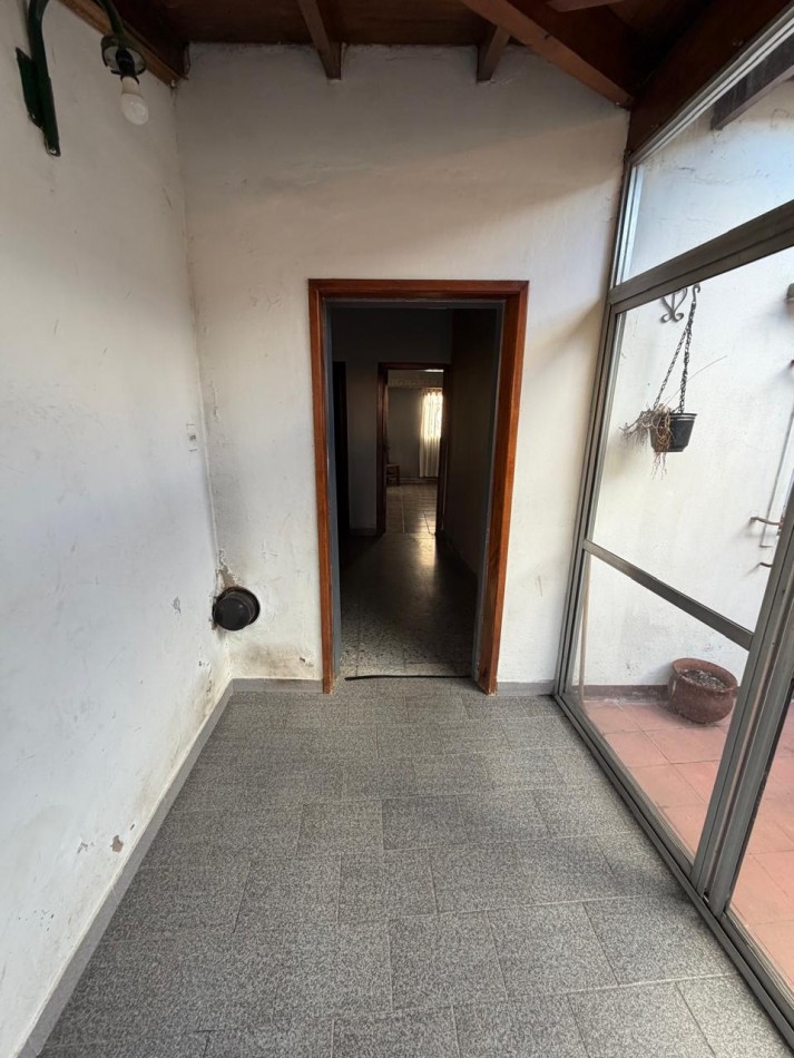 VENTA CASA 4 AMBIENTES, EXCELENTE UBICACION, A 250 METROS DE AV EVA PERON AL 1500, GUEMES 872 -TEMPERLEY-