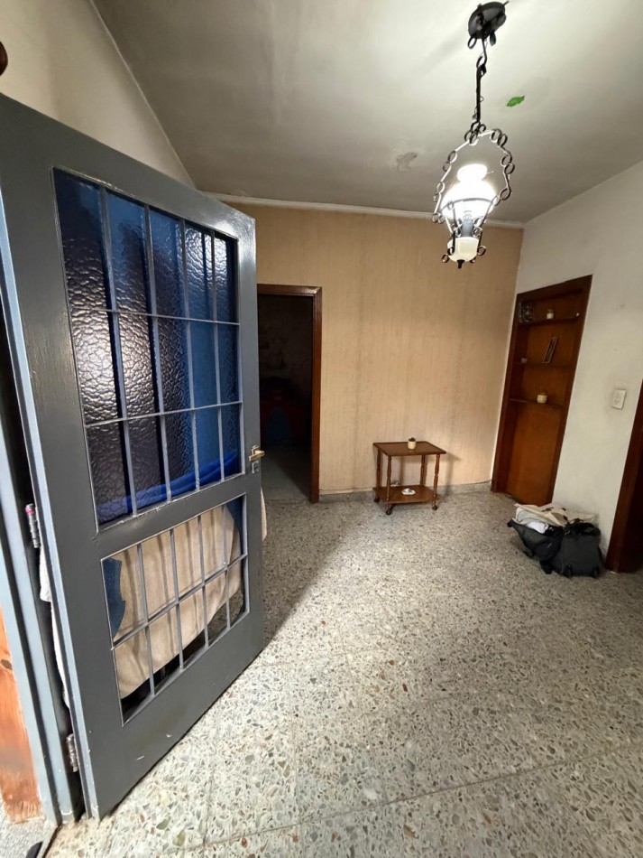 VENTA CASA 4 AMBIENTES, EXCELENTE UBICACION, A 250 METROS DE AV EVA PERON AL 1500, GUEMES 872 -TEMPERLEY-