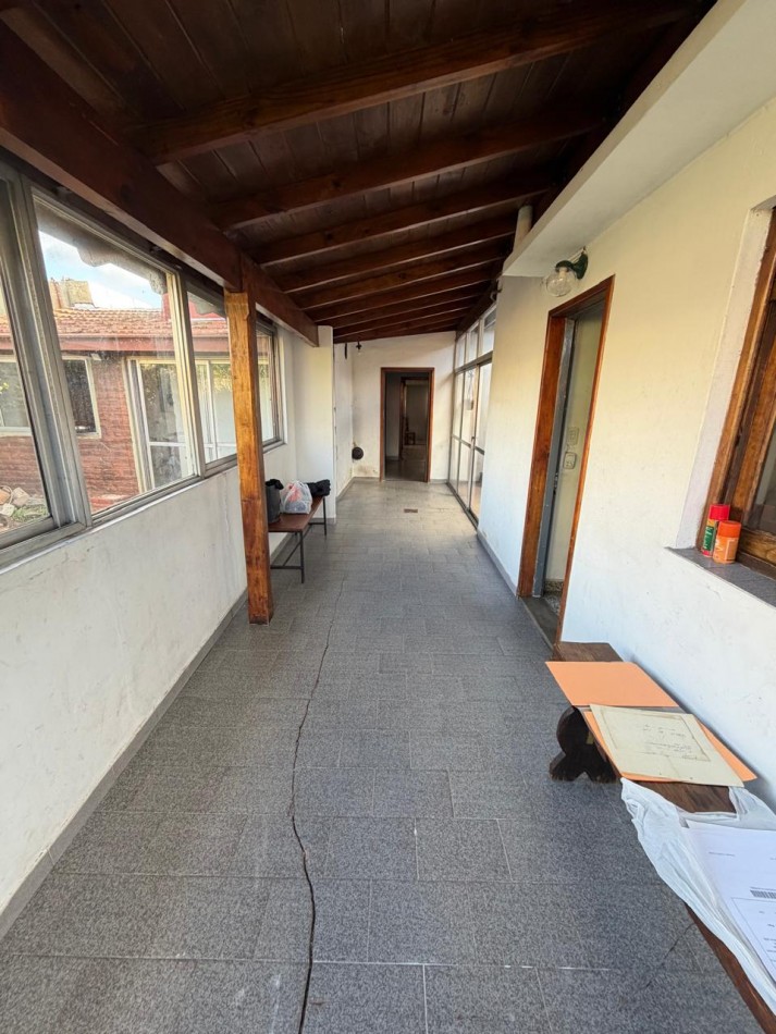 VENTA CASA 4 AMBIENTES, EXCELENTE UBICACION, A 250 METROS DE AV EVA PERON AL 1500, GUEMES 872 -TEMPERLEY-