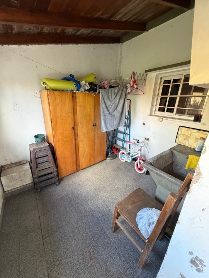 VENTA CASA 4 AMBIENTES, EXCELENTE UBICACION, A 250 METROS DE AV EVA PERON AL 1500, GUEMES 872 -TEMPERLEY-