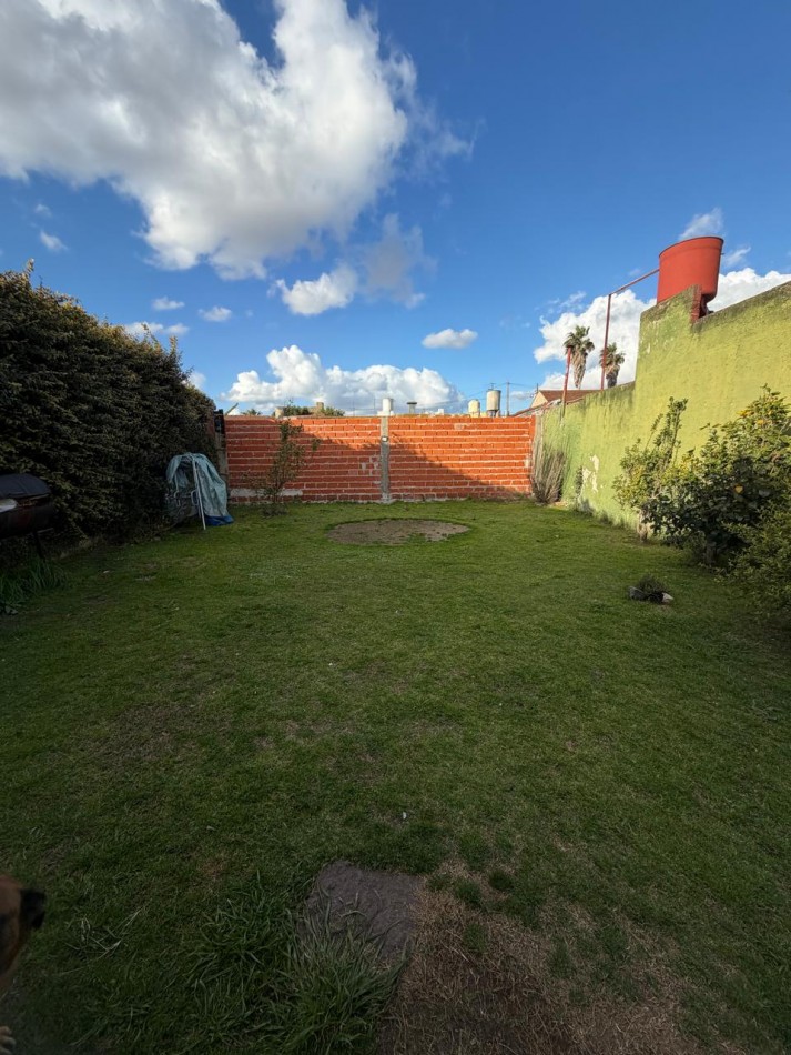 VENTA CASA 4 AMBIENTES, EXCELENTE UBICACION, A 250 METROS DE AV EVA PERON AL 1500, GUEMES 872 -TEMPERLEY-