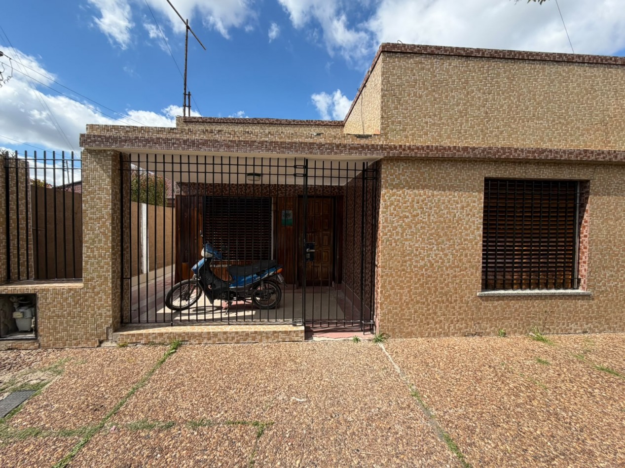 ALQUILER CASA MUY COMODA AMBIENTES, PARQUE, QUINCHO Y PILETA - PROSPERO ALLEMANDRI 1785 TEMPERLEY-