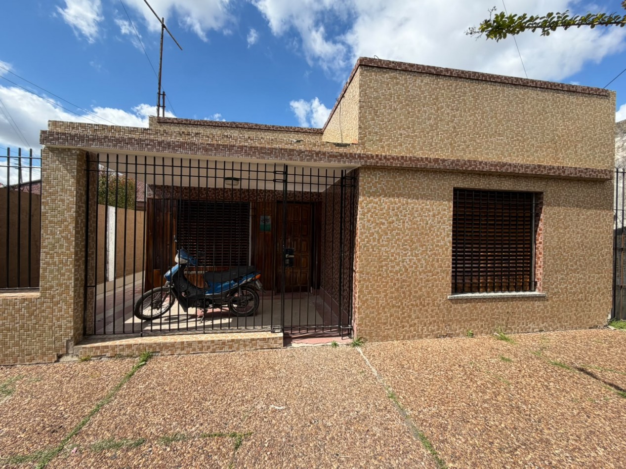 ALQUILER CASA MUY COMODA AMBIENTES, PARQUE, QUINCHO Y PILETA - PROSPERO ALLEMANDRI 1785 TEMPERLEY-
