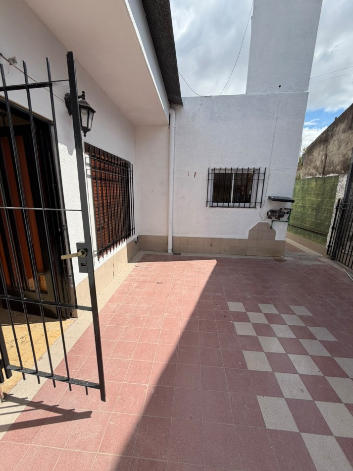 ALQUILER CASA MUY COMODA AMBIENTES, PARQUE, QUINCHO Y PILETA - PROSPERO ALLEMANDRI 1785 TEMPERLEY-