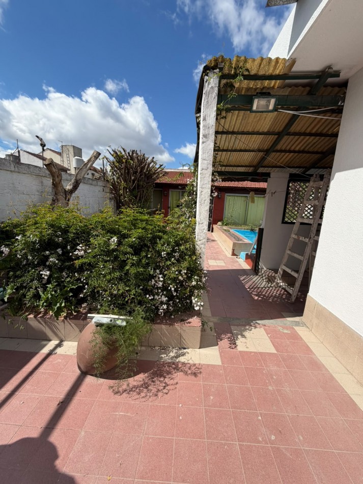 ALQUILER CASA MUY COMODA AMBIENTES, PARQUE, QUINCHO Y PILETA - PROSPERO ALLEMANDRI 1785 TEMPERLEY-
