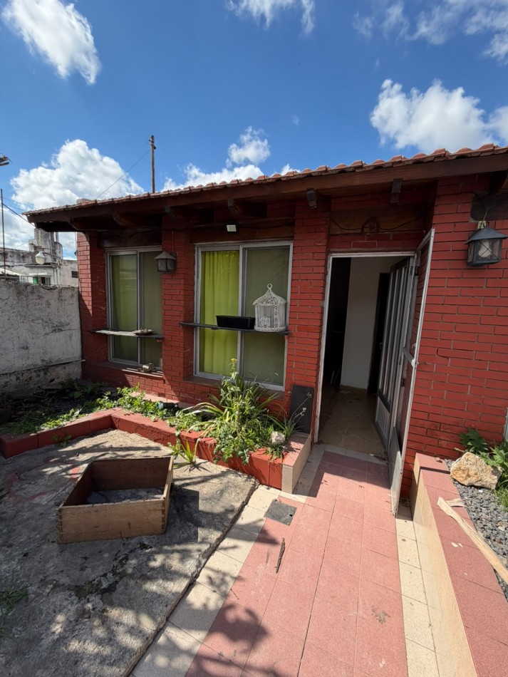 ALQUILER CASA MUY COMODA AMBIENTES, PARQUE, QUINCHO Y PILETA - PROSPERO ALLEMANDRI 1785 TEMPERLEY-