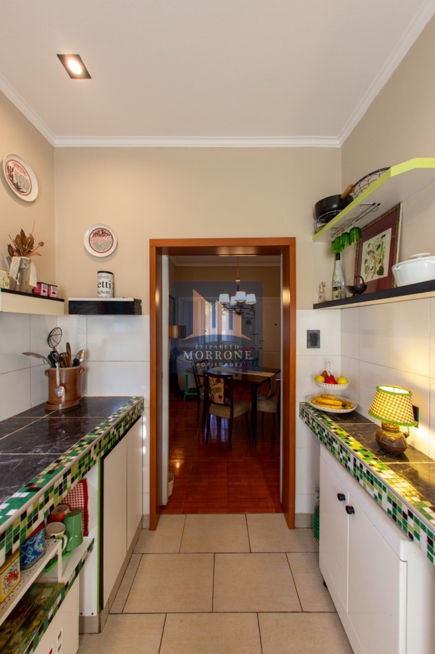 VENTA HERMOSA CASA CON DEPARTAMENTO, LUGAR PARA 3 AUTOS, CORRIENTES AL 800 -LOMAS DE ZAMORA-