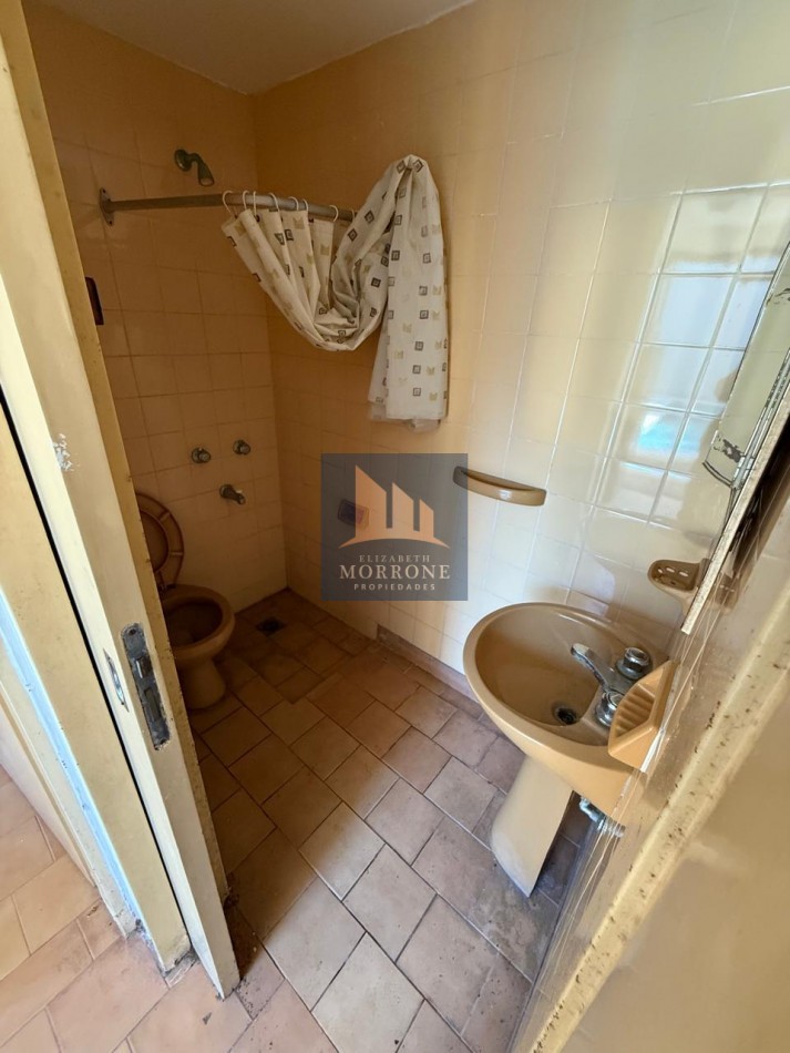 VENTA HERMOSA CASA EN ZONA RESIDENCIAL, 2 DORMITORIOS, QUINCHO Y PILETA, NARCISO LAPRIDA 20 -MONTE GRANDE-