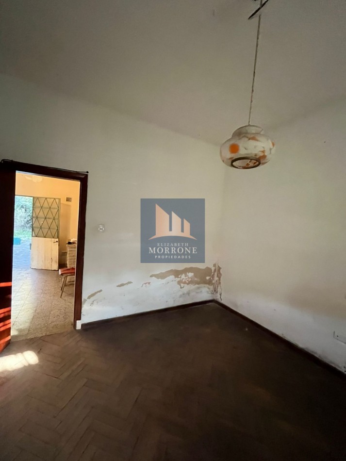 VENTA CASA A RECICLAR CON AMPLIO PATIO Y LUGAR PARA ENTRAR UN AUTO MUY BUENA UBICACION, MALVINAS ARGENTINAS 1347 -TEMPERLEY -