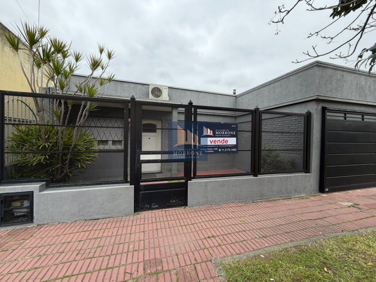 VENTA HERMOSA CASA PLANTA BAJA, EXCELENTE ESTADO TRES AMBIENTES, PARQUE Y PILETA -ZEBALLOS 655 TEMPERLEY-
