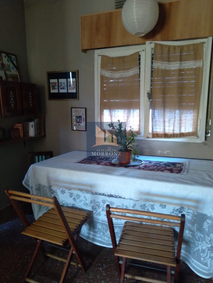 VENTA HERMOSA CASA CON DEPARTAMENTO, LUGAR PARA 3 AUTOS, CORRIENTES AL 800 -LOMAS DE ZAMORA-