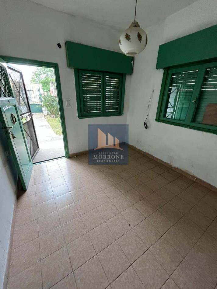 ALQUILER AMPLIA CASA 2 DORMITORIOS, PARQUE Y ENTRADA DE AUTO SEMICUBIERTA, JURAMENTO 2275 -TEMPERLEY-